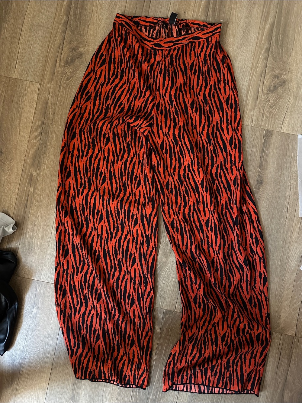 Wide-Leg Animal Print Pants - Red/Black